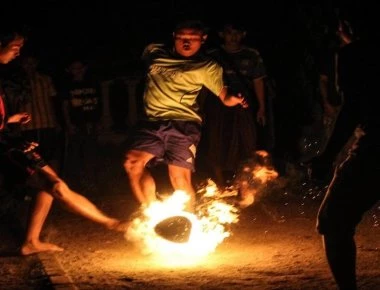 Ινδονησία: Αγώνας ποδοσφαίρου με… φλεγόμενη μπάλα! (βίντεο)